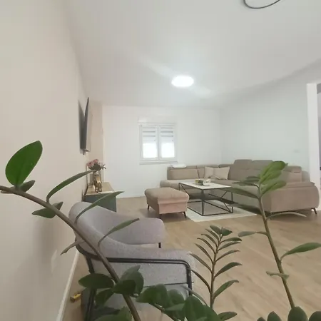 Magdalena Villa *
