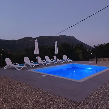 Magdalena Villa *