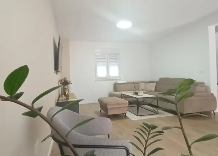 Magdalena Villa *